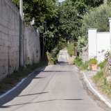 Non ci resta cos� che lasciare l�ipogeo per risalire su via Martinez, che ci conduce a un incrocio da cui parte un�altra �arteria� di nostro interesse: strada La Grava. La via, in forte pendenza, si sviluppa parallelamente alla precedente, scendendo nell�alveo della lama e andando poi a �sfociare� su via Fanelli